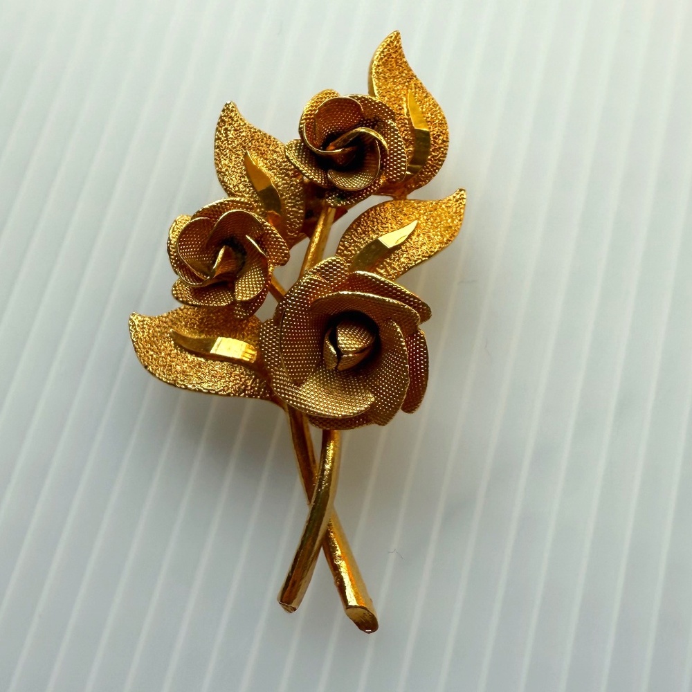 Estate Gold Tone Rose & Leaves Cluster Brooch Pin Vintage MCM Triple Flower